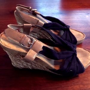 Aerosoles, Plush Pillow Wedge Sandal Black size 6